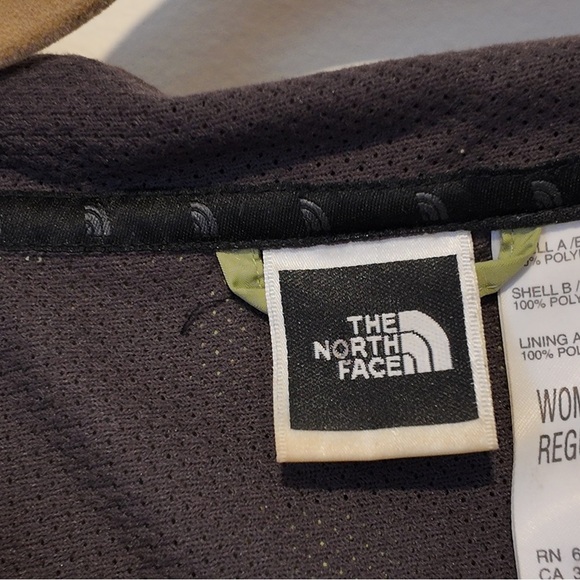 The North Face Vintage Green Windbreaker Jacket -Pre-Loved, Lightweight Packable - Picture 4 of 9